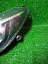 Load image into Gallery viewer, Frontscheinwerfer Toyota Yaris Ein Stück (Rechts oder Links) Headlight SCH3818886889cf