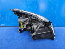 Laden Sie das Bild in den Galerie-Viewer, Frontscheinwerfer Toyota Avensis Xenon Links Scheinwerfer Headlight SCH3427765185he