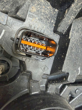 Laden Sie das Bild in den Galerie-Viewer, Frontscheinwerfer Opel Vivaro B Trafic III 260605173R Links Headlight SCH9193236679tb