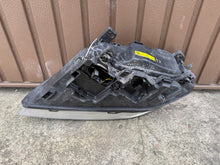 Load image into Gallery viewer, Frontscheinwerfer Volvo V70 I S80 31283920 31283919 Xenon Rechts Headlight SCH5269942255dr