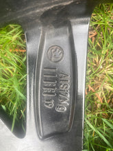 Load image into Gallery viewer, 1x Alufelge 18 Zoll 7.5&quot; 5x100 46ET Glanz Schwarz 6V0601025K Skoda Fabia Iii