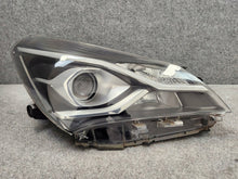 Laden Sie das Bild in den Galerie-Viewer, Frontscheinwerfer Toyota Yaris LED Rechts Scheinwerfer Headlight SCH4279341571cv