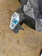Laden Sie das Bild in den Galerie-Viewer, Frontscheinwerfer Toyota Yaris 0138622 Ein Satz Scheinwerfer Headlight SCH7768963958qo
