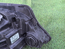 Laden Sie das Bild in den Galerie-Viewer, Frontscheinwerfer Mercedes-Benz Sprinter 906 A9068203161 Xenon Rechts oder Links SCH8130689450to