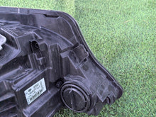 Laden Sie das Bild in den Galerie-Viewer, Frontscheinwerfer Mercedes-Benz Sprinter 906 A9068203161 Xenon Links Headlight SCH8130689450to