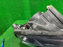 Laden Sie das Bild in den Galerie-Viewer, Frontscheinwerfer Skoda Superb III 3V1941016B Xenon Rechts Headlight