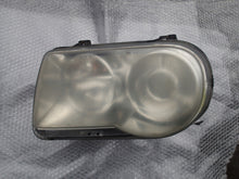 Laden Sie das Bild in den Galerie-Viewer, Frontscheinwerfer Chrysler 300c 04805761AK Links Scheinwerfer Headlight SCH8383840613bm