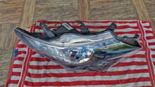 Laden Sie das Bild in den Galerie-Viewer, Frontscheinwerfer Toyota Auris 81110-02E21 Rechts Scheinwerfer Headlight