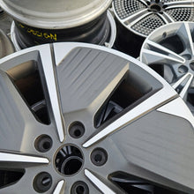 Laden Sie das Bild in den Galerie-Viewer, 1x Alufelge 18 Zoll 7.5" 5x112 46ET Glanz 5FA601025K Mg Leon Rim Wheel FEL8320996597wh