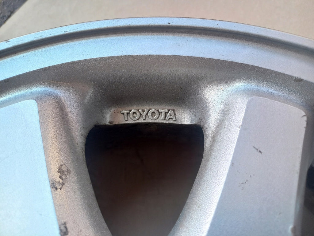 1x Alufelge 15 Zoll 6.0" 5x100 39ET Matt Silber 42611-2B010 Toyota Carina E