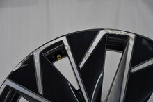 Load image into Gallery viewer, 1x Alufelge 18 Zoll 8.0&quot; 5x112 44ET Glanz 3V0601025B Mg Rim Wheel