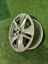 Laden Sie das Bild in den Galerie-Viewer, 1x Alufelge 19 Zoll 8.0" 5x112 45ET Glanz Silber 5LA601025B Skoda Enyaq FEL8559507927bk
