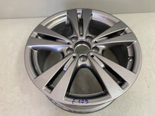 Laden Sie das Bild in den Galerie-Viewer, 1x Alufelge 17 Zoll 7.5&quot; 5x112 52ET Glanz Silber A2464011400 Mercedes-Benz W246