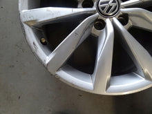 Laden Sie das Bild in den Galerie-Viewer, 1x Alufelge 17 Zoll 7.0" 5x112 49ET Glanz Silber 5G0601025BF VW Rim Wheel FEL1638693552ke