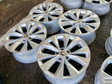 Laden Sie das Bild in den Galerie-Viewer, 4x Alufelge 18 Zoll 8.0" 5x112 44ET Glanz Silber 3V0601025R Skoda Superb I FEL9438108995vs