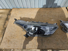 Laden Sie das Bild in den Galerie-Viewer, Frontscheinwerfer Toyota Yaris 0138622 Ein Satz Scheinwerfer Headlight SCH7768963958qo