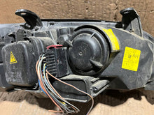 Laden Sie das Bild in den Galerie-Viewer, Frontscheinwerfer Opel Zafira A Xenon Links Scheinwerfer Headlight SCH2420680026oc