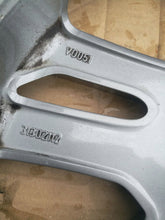 Laden Sie das Bild in den Galerie-Viewer, 1x Alufelge 17 Zoll 7.5&quot; 5x108 55ET 31302112 Volvo Rim Wheel