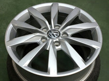 Load image into Gallery viewer, 1x Alufelge 17 Zoll 6.0&quot; 5x112 48ET Glanz Silber 5G0601025K Vw Rim Wheel