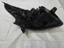 Laden Sie das Bild in den Galerie-Viewer, Frontscheinwerfer Opel Vivaro B 260602711R Ein Stück (Rechts oder Links)