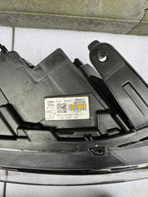 Load image into Gallery viewer, Frontscheinwerfer Dacia Duster 260106194R 260101613R Rechts oder Links