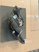 Laden Sie das Bild in den Galerie-Viewer, Frontscheinwerfer Toyota Avensis 8112605310 Rechts Scheinwerfer Headlight SCH7371639300es