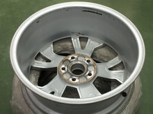 Laden Sie das Bild in den Galerie-Viewer, 1x Alufelge 17 Zoll 7.0&quot; 5x112 45ET Glanz Silber 5E0601025 Skoda Rim Wheel