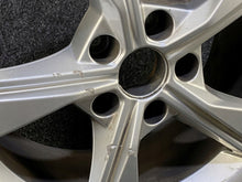 Laden Sie das Bild in den Galerie-Viewer, 1x Alufelge 17 Zoll 7.5&quot; 5x112 38ET Glanz Silber 8W0601025 Audi A4 B9 Rim Wheel