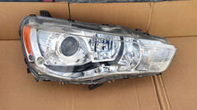 Laden Sie das Bild in den Galerie-Viewer, Frontscheinwerfer Mitsubishi Outlander II P8597 Xenon Rechts Headlight