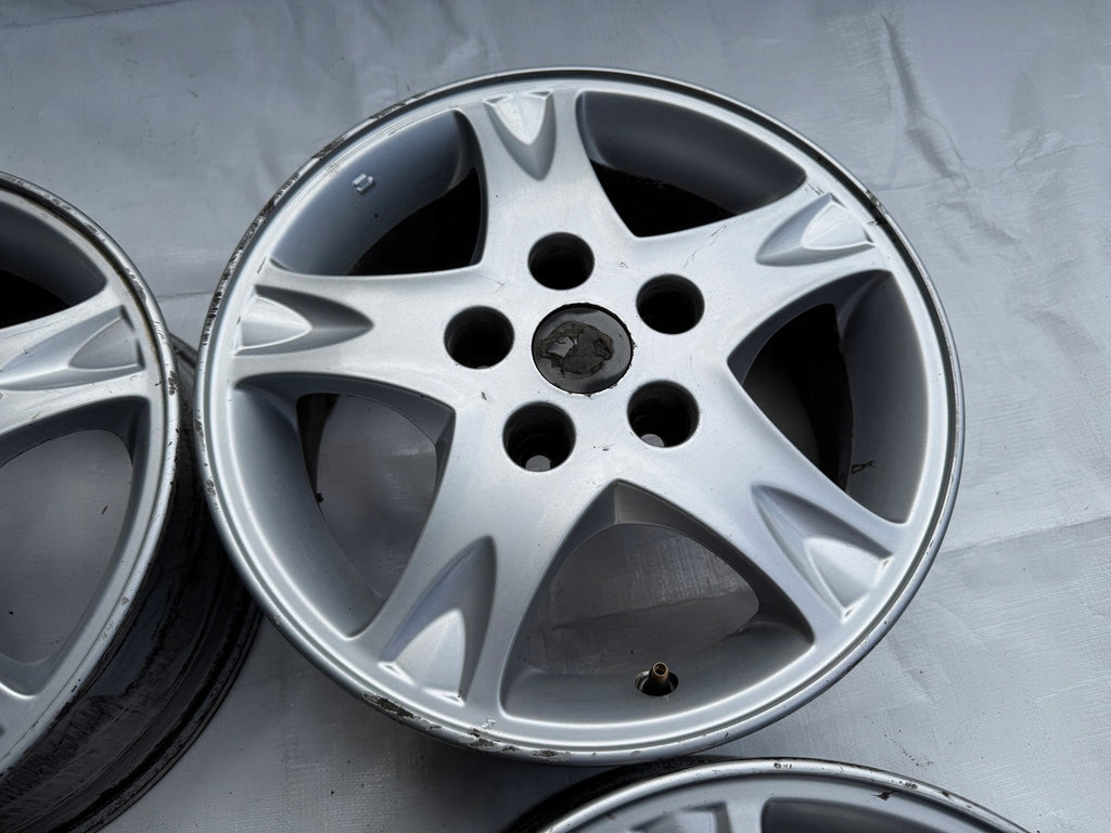 4x Alufelge 15 Zoll 6.0" 5x114.3 40ET Silber Nissan Rim Wheel