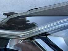 Load image into Gallery viewer, Frontscheinwerfer Toyota Yaris Links Scheinwerfer Headlight