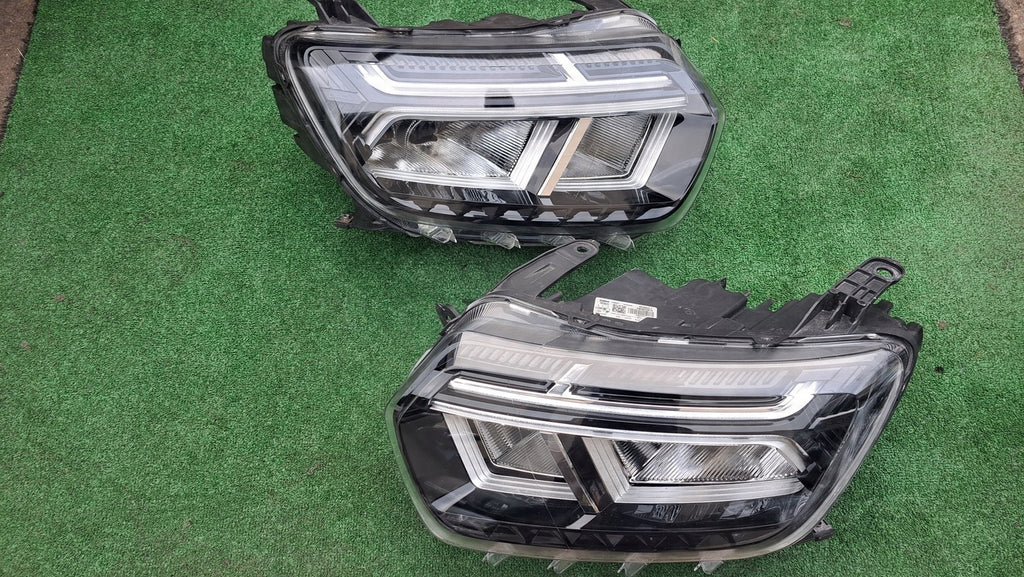 Frontscheinwerfer Dacia Duster 260602287R 260101613R Rechts oder Links