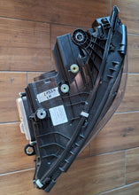 Laden Sie das Bild in den Galerie-Viewer, Frontscheinwerfer Mercedes-Benz W206 A2069063903 Ein Stück (Rechts oder Links) SCH6788723263ah