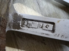 Laden Sie das Bild in den Galerie-Viewer, 1x Alufelge 17 Zoll 7.0&quot; 5x108 40ET KBA51616 Rim Wheel