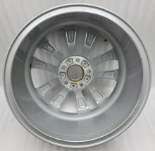 Laden Sie das Bild in den Galerie-Viewer, 1x Alufelge 18 Zoll 9.0" 5x120 44ET Glanz Silber 6868498 BMW 5 F11 F10 F12 F13 FEL2068296919od