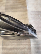 Laden Sie das Bild in den Galerie-Viewer, Frontscheinwerfer Toyota Yaris Rechts Scheinwerfer Headlight SCH2264002061tw