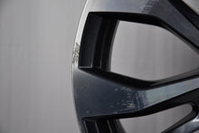 Load image into Gallery viewer, 1x Alufelge 17 Zoll 7.0&quot; 5x114.3 43ET Glanz Graphit 403007202R Mg Rim Wheel