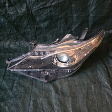 Laden Sie das Bild in den Galerie-Viewer, Frontscheinwerfer Toyota Auris 81150-02E21 Links Scheinwerfer Headlight SCH5962718570uf