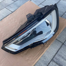 Laden Sie das Bild in den Galerie-Viewer, Frontscheinwerfer Audi A3 8V0941005A LED Ein Stück (Rechts oder Links) Headlight