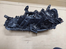 Laden Sie das Bild in den Galerie-Viewer, Frontscheinwerfer Mitsubishi Outlander II Ein Stück (Rechts oder Links)