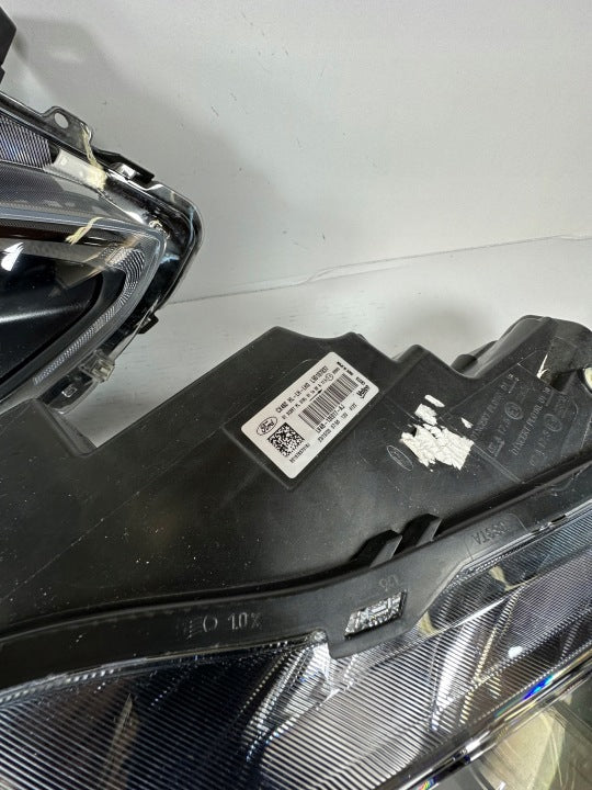Frontscheinwerfer Ford Kuga LV4B-13E017-AJ LV4B-13E016-AJ Ein Satz Headlight SCH6596002032nj