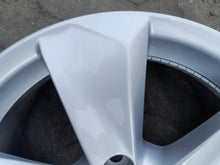 Load image into Gallery viewer, 1x Alufelge 17 Zoll 7.0" 5x114.3 35ET Glanz Silber PZ406-X3671-ZC Lexus FEL5459272980il