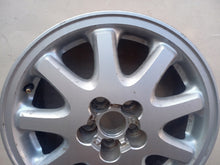 Laden Sie das Bild in den Galerie-Viewer, 1x Alufelge 15 Zoll 6.0&quot; 5x100 39ET Matt Silber 42611-2B010 Toyota Carina E