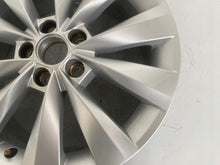 Laden Sie das Bild in den Galerie-Viewer, 1x Alufelge 16 Zoll 6.0" 5x100 38ET Glanz Silber 658601025B Skoda Kamiq FEL5620622617me