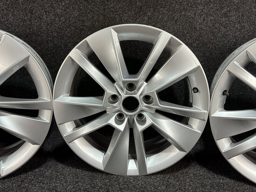 1x Alufelge 17 Zoll 7.0" 5x112 45ET Glanz Silber 57A601025K Skoda Karoq FEL6990754940lk