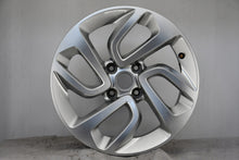 Laden Sie das Bild in den Galerie-Viewer, 1x Alufelge 16 Zoll 6.5&quot; 4x108 20ET Glanz Silber 39007897 Opel Crossland
