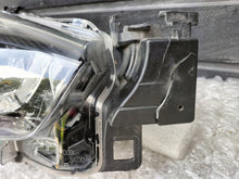 Laden Sie das Bild in den Galerie-Viewer, Frontscheinwerfer Mazda III D09K-51030 LED Rechts Scheinwerfer Headlight