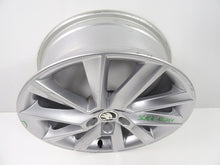 Laden Sie das Bild in den Galerie-Viewer, 1x Alufelge 17 Zoll 6.5&quot; 5x100 40ET Glanz Silber 657601025 Skoda Scala Rim Wheel