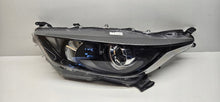 Laden Sie das Bild in den Galerie-Viewer, Frontscheinwerfer Toyota IV Yaris Links Scheinwerfer Headlight SCH3188512863vu