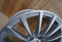 Laden Sie das Bild in den Galerie-Viewer, 1x Alufelge 18 Zoll 8.0" 5x112 30ET Glanz Silber 6861224 BMW 7 G11 G12 Rim Wheel FEL9699419723ho